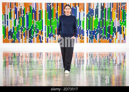 Artiste Sarah Morris photographiée avec son œuvre 'War of Roses (Sound Graph)', lors d'une nouvelle exposition de son œuvre à la galerie White Cube de Bermondsey, Londres. L'exposition se déroulera du 17 avril au 30 juin 2019. Date de la photo: Mardi 16 avril 2019. Le crédit photo devrait se lire: Matt Crossick/Empics Banque D'Images