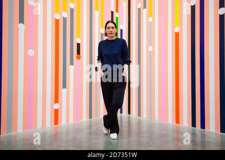 Artiste Sarah Morris photographiée avec son œuvre 'Ataraxia', lors d'une nouvelle exposition de son œuvre à la galerie White Cube de Bermondsey, Londres. L'exposition se déroulera du 17 avril au 30 juin 2019. Date de la photo: Mardi 16 avril 2019. Le crédit photo devrait se lire: Matt Crossick/Empics Banque D'Images