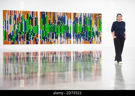 Artiste Sarah Morris photographiée avec son œuvre 'War of Roses (Sound Graph)', lors d'une nouvelle exposition de son œuvre à la galerie White Cube de Bermondsey, Londres. L'exposition se déroulera du 17 avril au 30 juin 2019. Date de la photo: Mardi 16 avril 2019. Le crédit photo devrait se lire: Matt Crossick/Empics Banque D'Images