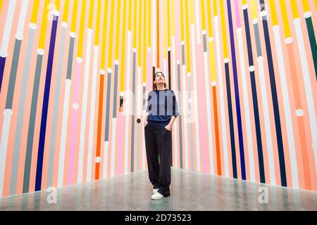 Artiste Sarah Morris photographiée avec son œuvre 'Ataraxia', lors d'une nouvelle exposition de son œuvre à la galerie White Cube de Bermondsey, Londres. L'exposition se déroulera du 17 avril au 30 juin 2019. Date de la photo: Mardi 16 avril 2019. Le crédit photo devrait se lire: Matt Crossick/Empics Banque D'Images