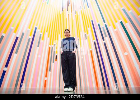 Artiste Sarah Morris photographiée avec son œuvre 'Ataraxia', lors d'une nouvelle exposition de son œuvre à la galerie White Cube de Bermondsey, Londres. L'exposition se déroulera du 17 avril au 30 juin 2019. Date de la photo: Mardi 16 avril 2019. Le crédit photo devrait se lire: Matt Crossick/Empics Banque D'Images