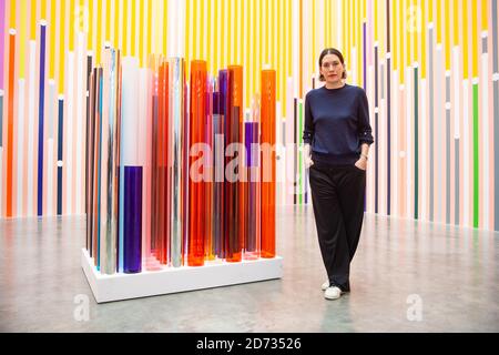 L'artiste Sarah Morris a photographié avec son œuvre « ce qui peut être expliqué peut être prédit », lors d'une nouvelle exposition de son œuvre à la galerie White Cube de Bermondsey, Londres. L'exposition se déroulera du 17 avril au 30 juin 2019. Date de la photo: Mardi 16 avril 2019. Le crédit photo devrait se lire: Matt Crossick/Empics Banque D'Images