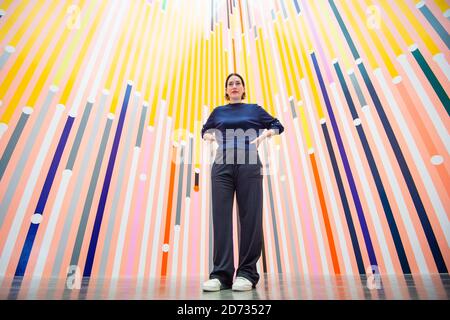 Artiste Sarah Morris photographiée avec son œuvre 'Ataraxia', lors d'une nouvelle exposition de son œuvre à la galerie White Cube de Bermondsey, Londres. L'exposition se déroulera du 17 avril au 30 juin 2019. Date de la photo: Mardi 16 avril 2019. Le crédit photo devrait se lire: Matt Crossick/Empics Banque D'Images