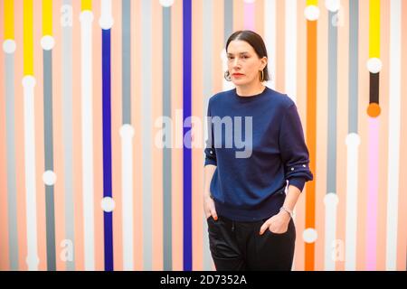 Artiste Sarah Morris photographiée avec son œuvre 'Ataraxia', lors d'une nouvelle exposition de son œuvre à la galerie White Cube de Bermondsey, Londres. L'exposition se déroulera du 17 avril au 30 juin 2019. Date de la photo: Mardi 16 avril 2019. Le crédit photo devrait se lire: Matt Crossick/Empics Banque D'Images