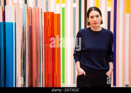 L'artiste Sarah Morris a photographié avec son œuvre « ce qui peut être expliqué peut être prédit », lors d'une nouvelle exposition de son œuvre à la galerie White Cube de Bermondsey, Londres. L'exposition se déroulera du 17 avril au 30 juin 2019. Date de la photo: Mardi 16 avril 2019. Le crédit photo devrait se lire: Matt Crossick/Empics Banque D'Images