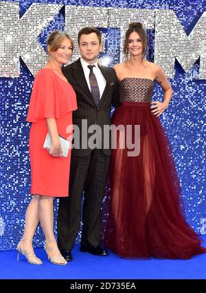 Christine Egerton, Taron Egerton et Emily Thomas (de gauche à droite) assistent à la première de Rocketman UK, à l'Odeon Luxe, Leicester Square, Londres. Banque D'Images