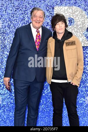 Stephen Fry (à gauche) et Elliott Spencer participant à la première Rocketman UK, à l'Odeon Luxe, Leicester Square, Londres. Banque D'Images