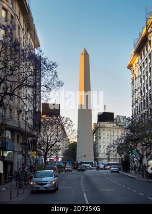 L'Obélisque de Buenos Aires, vue de la rue Diagonal Norte. Buenos Aires, la capitale de l'Argentine. Amérique du Sud, Argentine, Buenos Aires, Novembe Banque D'Images