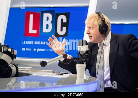 Boris Johnson photographié pendant un téléphone en direct avec le présentateur de LBC Nick Ferrari, dans leurs studios du centre de Londres. Date de la photo: Mardi 25 juin 2019. Le crédit photo devrait se lire: Matt Crossick/Empics Banque D'Images