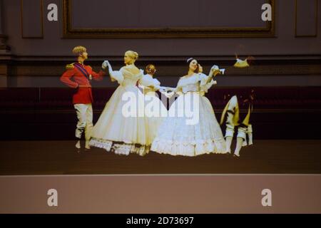 Une projection « Pepper's Ghost » d'une danse victorienne dans la salle de bal Palace, au Palais Queen Victoria, une exposition spéciale d'objets de la collection royale à Buckingham Palace, Londres. Date de la photo: Mercredi 17 juillet 2019. Le crédit photo devrait se lire: Matt Crossick/Empics Banque D'Images