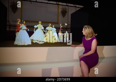 Une projection « Pepper's Ghost » d'une danse victorienne dans la salle de bal Palace, au Palais Queen Victoria, une exposition spéciale d'objets de la collection royale à Buckingham Palace, Londres. Date de la photo: Mercredi 17 juillet 2019. Le crédit photo devrait se lire: Matt Crossick/Empics Banque D'Images