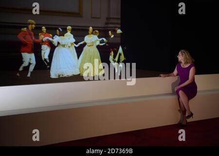 Une projection « Pepper's Ghost » d'une danse victorienne dans la salle de bal Palace, au Palais Queen Victoria, une exposition spéciale d'objets de la collection royale à Buckingham Palace, Londres. Date de la photo: Mercredi 17 juillet 2019. Le crédit photo devrait se lire: Matt Crossick/Empics Banque D'Images