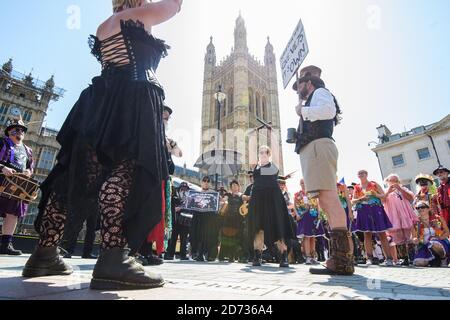 Les danseuses Morris protestent devant le Parlement de Londres, contre la décision de passer le jour férié de mai de l'année prochaine au vendredi suivant. Le déménagement est conçu pour commémorer le 75e anniversaire de la journée du VE, mais perturbera les festivals et événements traditionnels dans tout le pays. Date de la photo: Mardi 23 juillet 2019. Le crédit photo devrait se lire: Matt Crossick/Empics Banque D'Images