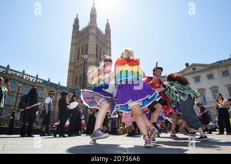 Les danseuses Morris protestent devant le Parlement de Londres, contre la décision de passer le jour férié de mai de l'année prochaine au vendredi suivant. Le déménagement est conçu pour commémorer le 75e anniversaire de la journée du VE, mais perturbera les festivals et événements traditionnels dans tout le pays. Date de la photo: Mardi 23 juillet 2019. Le crédit photo devrait se lire: Matt Crossick/Empics Banque D'Images