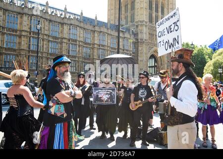 Les danseuses Morris protestent devant le Parlement de Londres, contre la décision de passer le jour férié de mai de l'année prochaine au vendredi suivant. Le déménagement est conçu pour commémorer le 75e anniversaire de la journée du VE, mais perturbera les festivals et événements traditionnels dans tout le pays. Date de la photo: Mardi 23 juillet 2019. Le crédit photo devrait se lire: Matt Crossick/Empics Banque D'Images