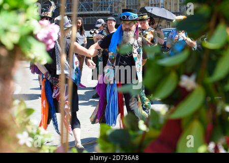 Les danseuses Morris protestent devant le Parlement de Londres, contre la décision de passer le jour férié de mai de l'année prochaine au vendredi suivant. Le déménagement est conçu pour commémorer le 75e anniversaire de la journée du VE, mais perturbera les festivals et événements traditionnels dans tout le pays. Date de la photo: Mardi 23 juillet 2019. Le crédit photo devrait se lire: Matt Crossick/Empics Banque D'Images