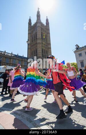 Les danseuses Morris protestent devant le Parlement de Londres, contre la décision de passer le jour férié de mai de l'année prochaine au vendredi suivant. Le déménagement est conçu pour commémorer le 75e anniversaire de la journée du VE, mais perturbera les festivals et événements traditionnels dans tout le pays. Date de la photo: Mardi 23 juillet 2019. Le crédit photo devrait se lire: Matt Crossick/Empics Banque D'Images