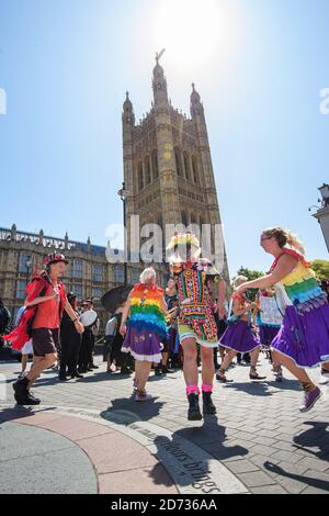 Les danseuses Morris protestent devant le Parlement de Londres, contre la décision de passer le jour férié de mai de l'année prochaine au vendredi suivant. Le déménagement est conçu pour commémorer le 75e anniversaire de la journée du VE, mais perturbera les festivals et événements traditionnels dans tout le pays. Date de la photo: Mardi 23 juillet 2019. Le crédit photo devrait se lire: Matt Crossick/Empics Banque D'Images