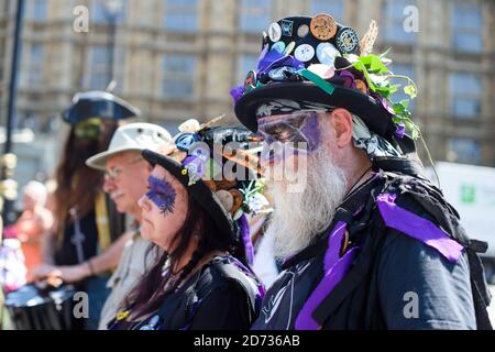 Les danseuses Morris protestent devant le Parlement de Londres, contre la décision de passer le jour férié de mai de l'année prochaine au vendredi suivant. Le déménagement est conçu pour commémorer le 75e anniversaire de la journée du VE, mais perturbera les festivals et événements traditionnels dans tout le pays. Date de la photo: Mardi 23 juillet 2019. Le crédit photo devrait se lire: Matt Crossick/Empics Banque D'Images