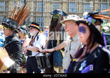 Les danseuses Morris protestent devant le Parlement de Londres, contre la décision de passer le jour férié de mai de l'année prochaine au vendredi suivant. Le déménagement est conçu pour commémorer le 75e anniversaire de la journée du VE, mais perturbera les festivals et événements traditionnels dans tout le pays. Date de la photo: Mardi 23 juillet 2019. Le crédit photo devrait se lire: Matt Crossick/Empics Banque D'Images