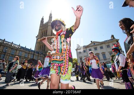 Les danseuses Morris protestent devant le Parlement de Londres, contre la décision de passer le jour férié de mai de l'année prochaine au vendredi suivant. Le déménagement est conçu pour commémorer le 75e anniversaire de la journée du VE, mais perturbera les festivals et événements traditionnels dans tout le pays. Date de la photo: Mardi 23 juillet 2019. Le crédit photo devrait se lire: Matt Crossick/Empics Banque D'Images