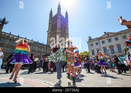 Les danseuses Morris protestent devant le Parlement de Londres, contre la décision de passer le jour férié de mai de l'année prochaine au vendredi suivant. Le déménagement est conçu pour commémorer le 75e anniversaire de la journée du VE, mais perturbera les festivals et événements traditionnels dans tout le pays. Date de la photo: Mardi 23 juillet 2019. Le crédit photo devrait se lire: Matt Crossick/Empics Banque D'Images