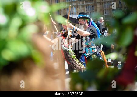 Les danseuses Morris protestent devant le Parlement de Londres, contre la décision de passer le jour férié de mai de l'année prochaine au vendredi suivant. Le déménagement est conçu pour commémorer le 75e anniversaire de la journée du VE, mais perturbera les festivals et événements traditionnels dans tout le pays. Date de la photo: Mardi 23 juillet 2019. Le crédit photo devrait se lire: Matt Crossick/Empics Banque D'Images