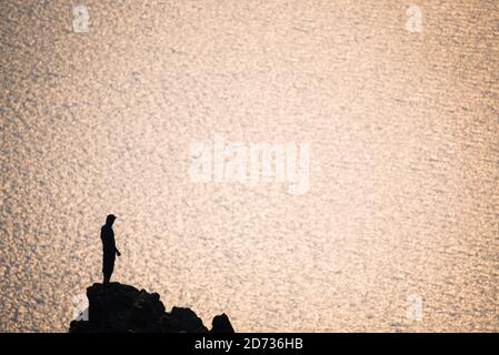 Des silhouettes au-dessus du lac Crater tandis que la fumée du feu de forêt obscurcit l'atmosphère au parc national de Crater Lake, Oregon, États-Unis. Banque D'Images