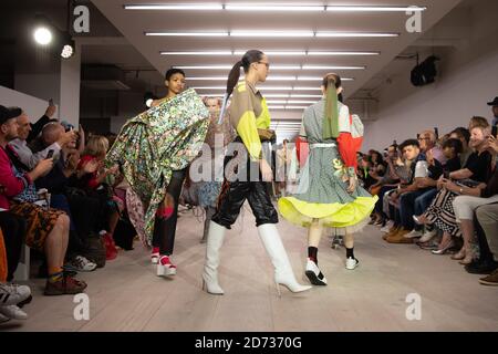 Un modèle lors du défilé de Matty Bovan pendant la semaine de la mode de Londres du printemps/été 2020, au BFC Show Space on the Strand, Londres. Date de la photo : vendredi 13 septembre 2019. Le crédit photo devrait se lire: Matt Crossick/Empics Banque D'Images