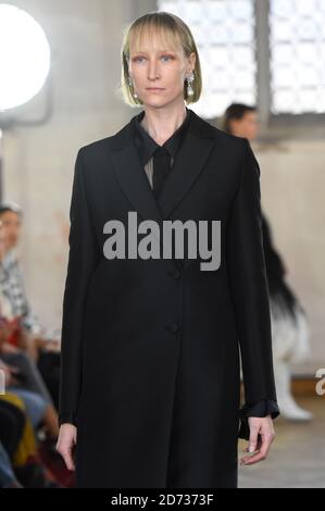 Un modèle lors du défilé de Sharon Wauchob au printemps/été 2020 de la semaine de la mode de Londres, à l'église St Cyprian, Londres. Date de la photo: Samedi 14 septembre 2019. Le crédit photo devrait se lire: Matt Crossick/Empics Banque D'Images