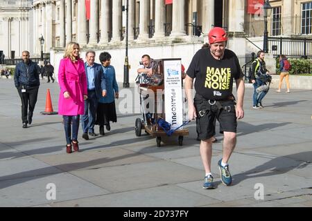 Tim Lihoreau avec d'autres présentateurs FM classiques Moira Stuart, Alan Titchmarsh et Charlotte Hawkins à Trafalgar Square, alors qu'il lance son défi de tirer un piano droit à 5 miles dans le centre de Londres pour recueillir de l'argent pour Make Sun certain Noise de Global. Date de la photo: Mardi 8 octobre 2019. Le crédit photo devrait se lire: Matt Crossick/Empics Banque D'Images