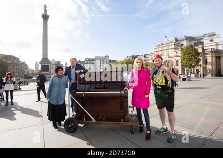 Tim Lihoreau avec d'autres présentateurs FM classiques Moira Stuart, Alan Titchmarsh et Charlotte Hawkins à Trafalgar Square, alors qu'il lance son défi de tirer un piano droit à 5 miles dans le centre de Londres pour recueillir de l'argent pour Make Sun certain Noise de Global. Date de la photo: Mardi 8 octobre 2019. Le crédit photo devrait se lire: Matt Crossick/Empics Banque D'Images