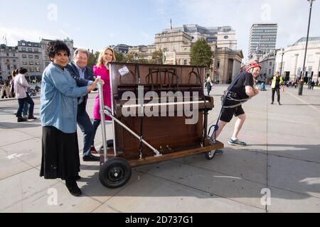 Tim Lihoreau avec d'autres présentateurs FM classiques Moira Stuart, Alan Titchmarsh et Charlotte Hawkins à Trafalgar Square, alors qu'il lance son défi de tirer un piano droit à 5 miles dans le centre de Londres pour recueillir de l'argent pour Make Sun certain Noise de Global. Date de la photo: Mardi 8 octobre 2019. Le crédit photo devrait se lire: Matt Crossick/Empics Banque D'Images