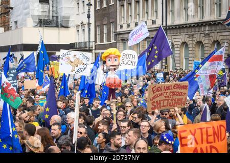 Les manifestants lors d'une marche anti-Brexit, « soyons entendus », sur la place du Parlement, à Londres. Date de la photo: Samedi 19 octobre 2019. Le crédit photo devrait se lire: Matt Crossick/Empics Banque D'Images