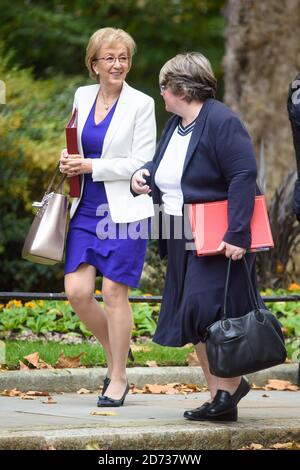 La secrétaire d'entreprise Andrea Leadsom (à gauche) et la secrétaire au travail et aux pensions Therese Coffey arrivent pour une réunion du Cabinet à Downing Street, Londres. Date de la photo: Mardi 29 octobre 2019. Le crédit photo devrait se lire: Matt Crossick/Empics Banque D'Images