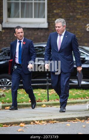 Le secrétaire gallois Alun Cairns (à gauche) et le président du Parti conservateur Brandon Lewis arrivent pour une réunion du Cabinet à Downing Street, Londres. Date de la photo: Mardi 29 octobre 2019. Le crédit photo devrait se lire: Matt Crossick/Empics Banque D'Images