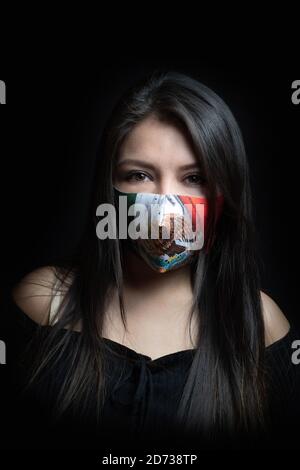 Femme avec masque drapeau mexicain Banque D'Images