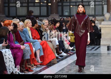 Modèles sur la passerelle pendant le spectacle de Roksanda à la London Fashion week du 2020 février, au Foreign and Commonwealth Office de Londres. Date de la photo: Dimanche 16 février 2020. Le crédit photo devrait se lire: Matt Crossick/Empics Banque D'Images