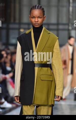 Modèles sur la passerelle pendant le spectacle de Roksanda à la London Fashion week du 2020 février, au Foreign and Commonwealth Office de Londres. Date de la photo: Dimanche 16 février 2020. Le crédit photo devrait se lire: Matt Crossick/Empics Banque D'Images