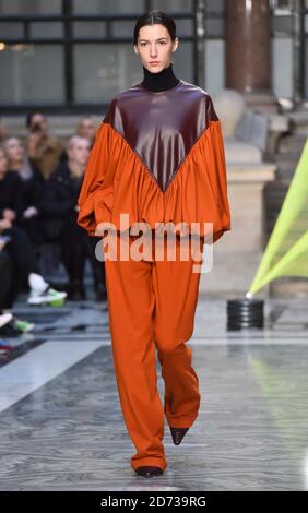 Modèles sur la passerelle pendant le spectacle de Roksanda à la London Fashion week du 2020 février, au Foreign and Commonwealth Office de Londres. Date de la photo: Dimanche 16 février 2020. Le crédit photo devrait se lire: Matt Crossick/Empics Banque D'Images