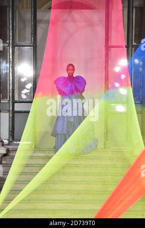 Modèles sur la passerelle pendant le spectacle de Roksanda à la London Fashion week du 2020 février, au Foreign and Commonwealth Office de Londres. Date de la photo: Dimanche 16 février 2020. Le crédit photo devrait se lire: Matt Crossick/Empics Banque D'Images