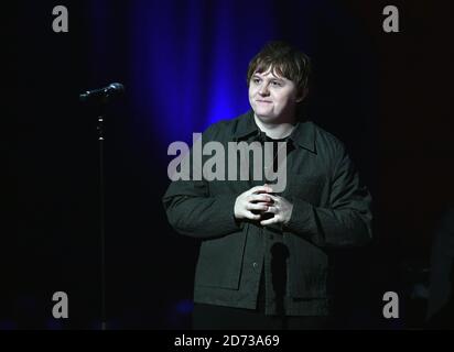 Lewis Capaldi sur scène aux Brit Awards 2020 à l'O2 Arena, Londres Banque D'Images