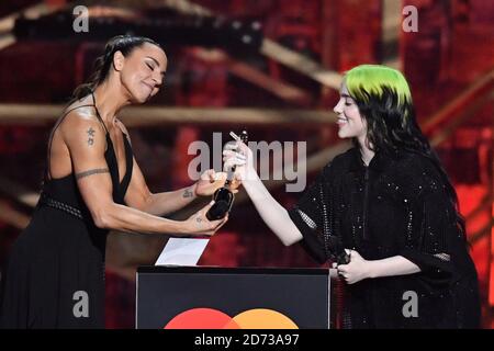 Mel C et Billie Eilish sur scène aux Brit Awards 2020, à l'O2 Arena, Londres. Date de la photo: Mardi 18 février 2020. Le crédit photo devrait se lire: Matt Crossick/Empics. USAGE ÉDITORIAL UNIQUEMENT. Banque D'Images
