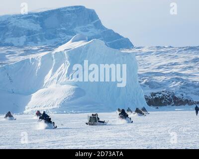 Course de chiens de traîneau sur le fjord gelé, Saatut près d'Uummannaq. Après la course, les spectateurs partent en motoneige ou en traîneau à chiens. Qualificateur pour le greelandic Banque D'Images