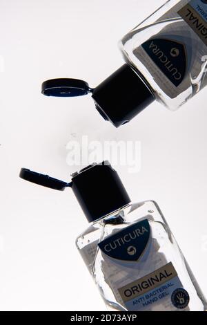 Image de stock de désinfectant pour les mains. L'hygiène des mains est recommandée comme l'une des mesures clés pour ralentir la transmission du coronavirus. Date de la photo: Lundi 16 mars 2020. Le crédit photo devrait se lire: Matt Crossick/Empics Banque D'Images