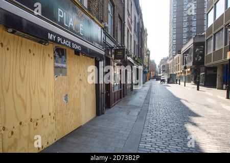 Des rues vides et des boutiques et restaurants à Soho, Londres, tandis que le Royaume-Uni continue de se maintenir en isolement pour aider à freiner la propagation du coronavirus. Date de la photo : jeudi 9 avril 2020. Le crédit photo devrait se lire: Matt Crossick/Empics Banque D'Images