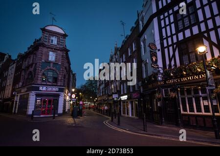 Bars et restaurants fermés et rues vides le samedi soir à Soho, Londres, alors que le Royaume-Uni poursuit ses mesures de confinement pour freiner la propagation du coronavirus. La région est généralement l'un des centres de vie nocturne les plus fréquentés de la ville. Date de la photo: Samedi 26 avril 2020. Le crédit photo devrait se lire: Matt Crossick/Empics Banque D'Images