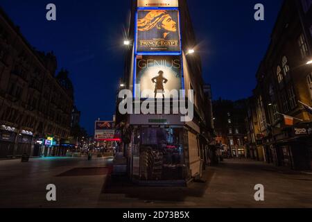 Bars et restaurants fermés et rues vides le samedi soir à Liecester Square, Londres, alors que le Royaume-Uni poursuit ses mesures de confinement pour freiner la propagation du coronavirus. La région est généralement l'un des centres de vie nocturne les plus fréquentés de la ville. Date de la photo: Samedi 26 avril 2020. Le crédit photo devrait se lire: Matt Crossick/Empics Banque D'Images