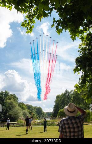 Les flèches rouges et leur équivalent français, la Patrouille de France, survolent le parc de St Jamesâ€ s, Londres, lors de la visite du président français Emmanuel Macron.photo date: Jeudi 18 juin 2020. Le crédit photo devrait se lire: Matt Crossick/Empics Banque D'Images