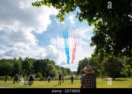 Les flèches rouges et leur équivalent français, la Patrouille de France, survolent le parc de St Jamesâ€ s, Londres, lors de la visite du président français Emmanuel Macron.photo date: Jeudi 18 juin 2020. Le crédit photo devrait se lire: Matt Crossick/Empics Banque D'Images